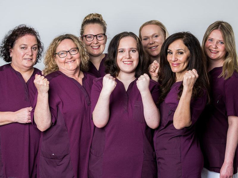 Glückliche Mitarbeiter mit Pose.