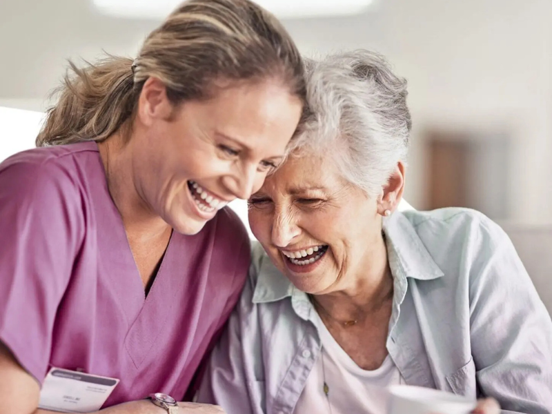 Glückliche Menschen lachen zusammen.