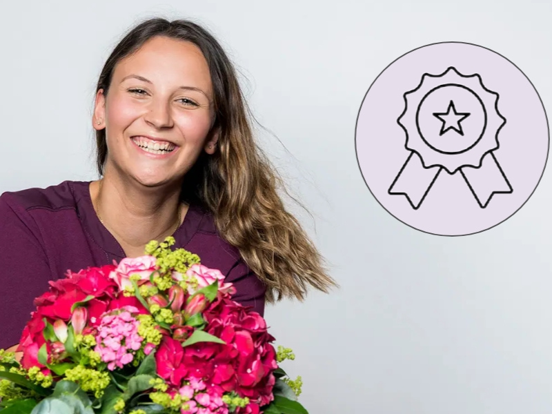 Frau mit Blumenstrauß und Einblendung mit Symbol.