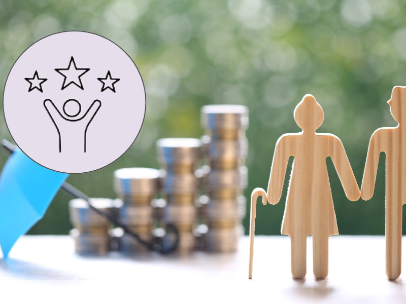 Holzfiguren, im Hintergrund ein Schirm und Einblendung mit Symbol.