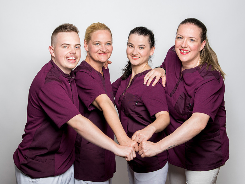 Glückliche Mitarbeiter mit Pose.