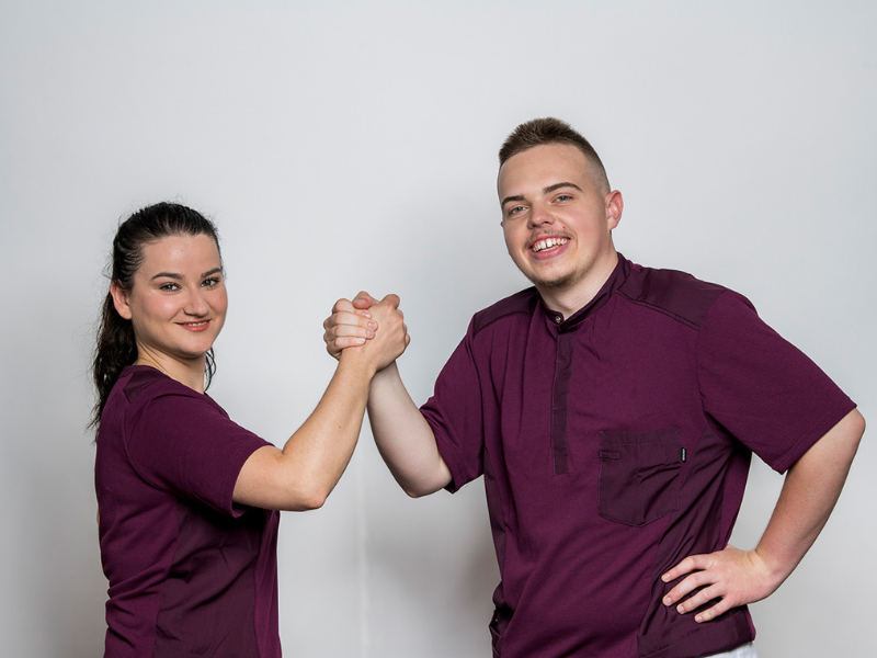 Glückliche Mitarbeiter posieren.