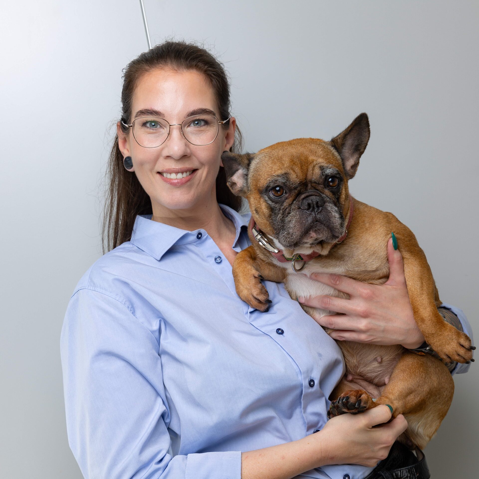 Mitarbeiterin mit Hund bei compassio